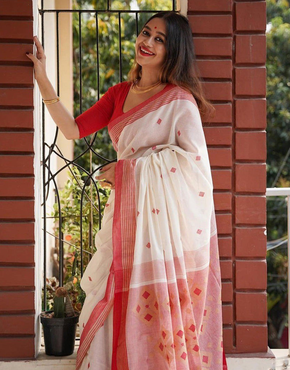 White & Red Cotton Saree With Printed Work