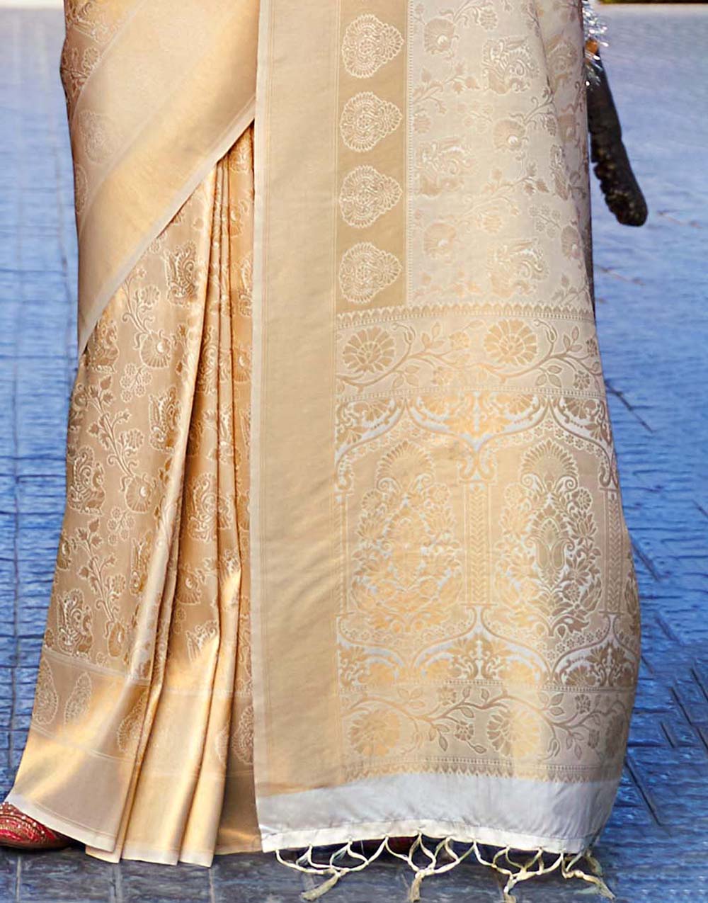 Cream Kanjivaram Silk Saree With Zari Weaving Work