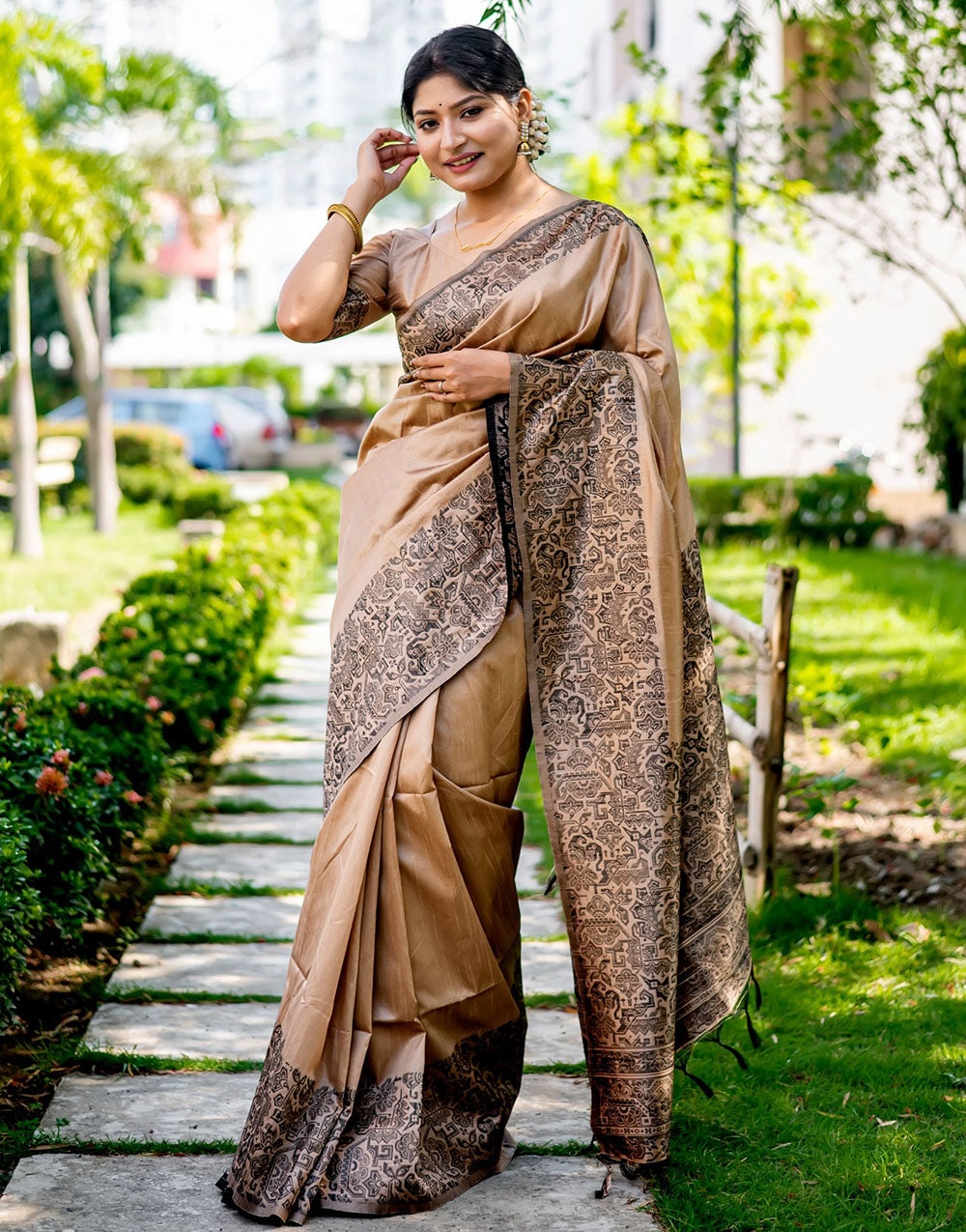 Cream Handloom Raw Silk Saree With Weaving Work