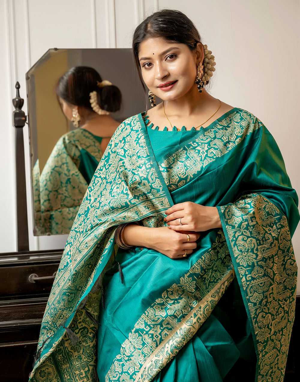 Rama Green Handloom Raw Silk Saree With Weaving Work