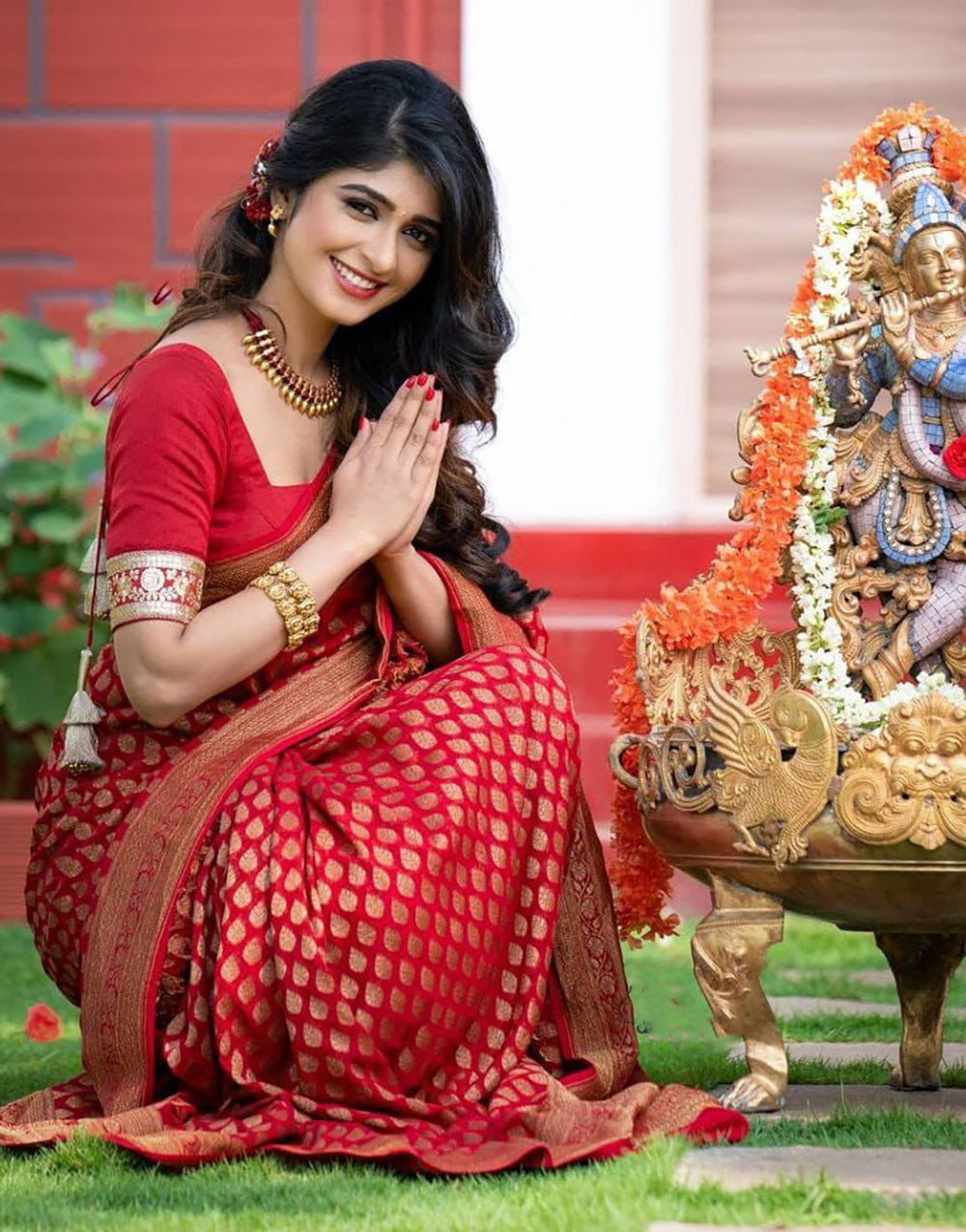 Red Banarasi Silk Saree With Zari Weaving Work