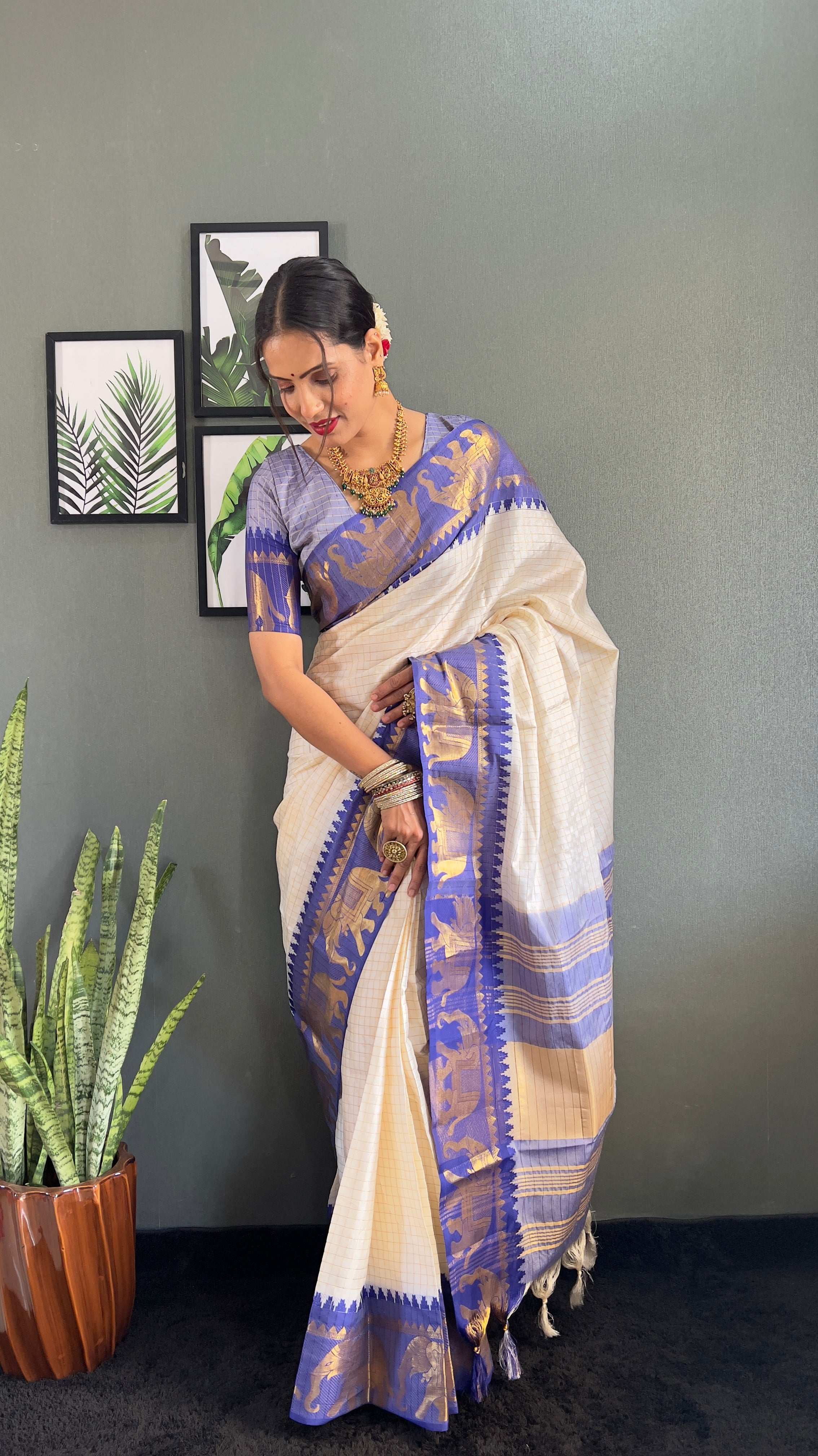 Ethnic Motifs Woven Design Zari Cheks Kanjeevaram Silk Saree Just Wear 1.Min