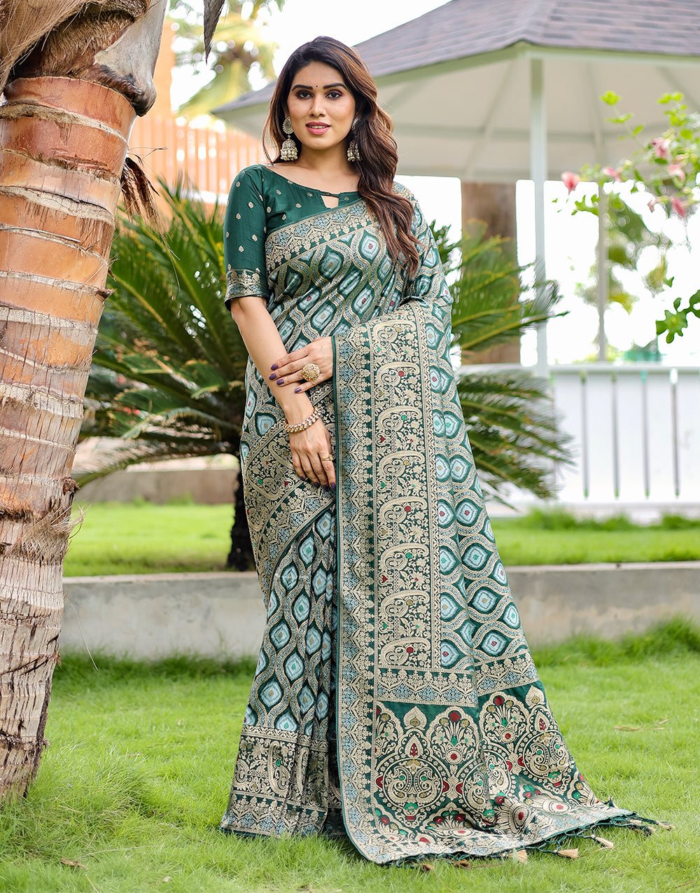 Dark Green Kanjivaram Silk Saree With Zari Weaving Work