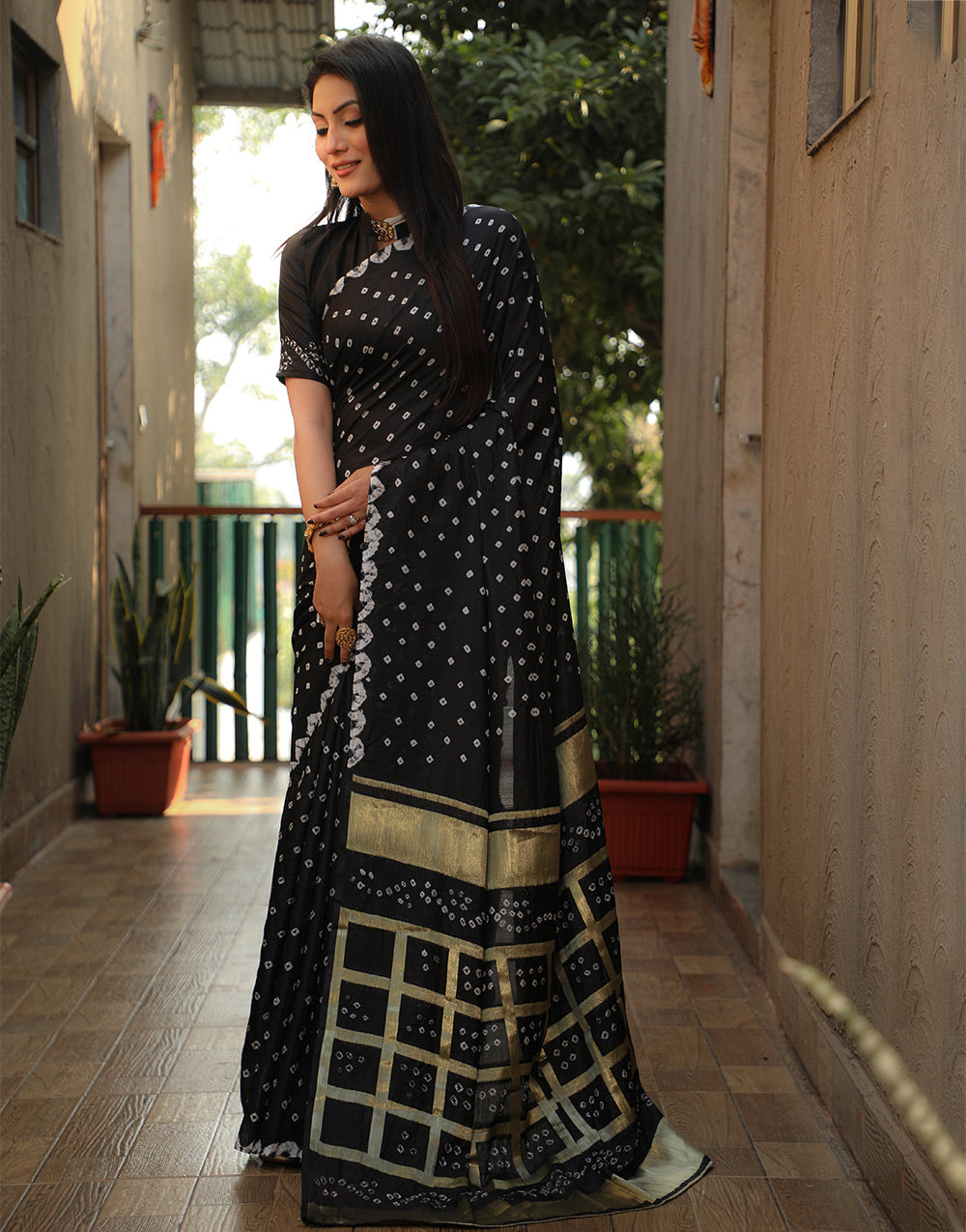 Black Bandhani Saree With Zari Weaving Work
