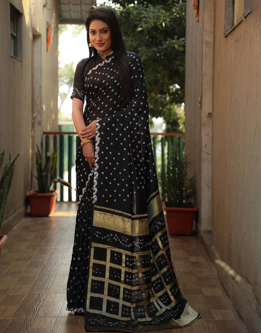 Black Bandhani Saree With Zari Weaving Work