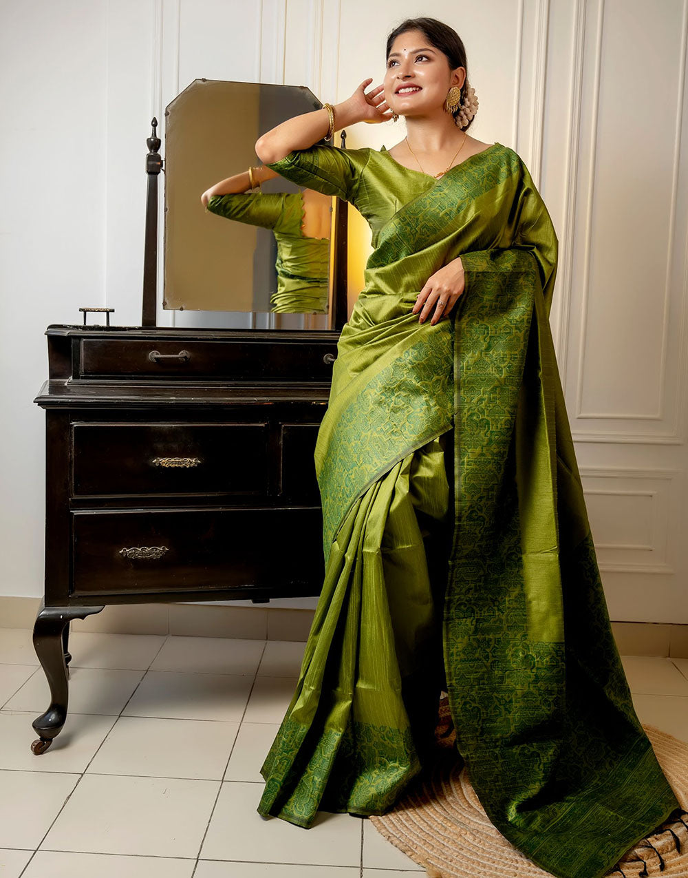 Mahendi Green Handloom Raw Silk Saree With Weaving Work