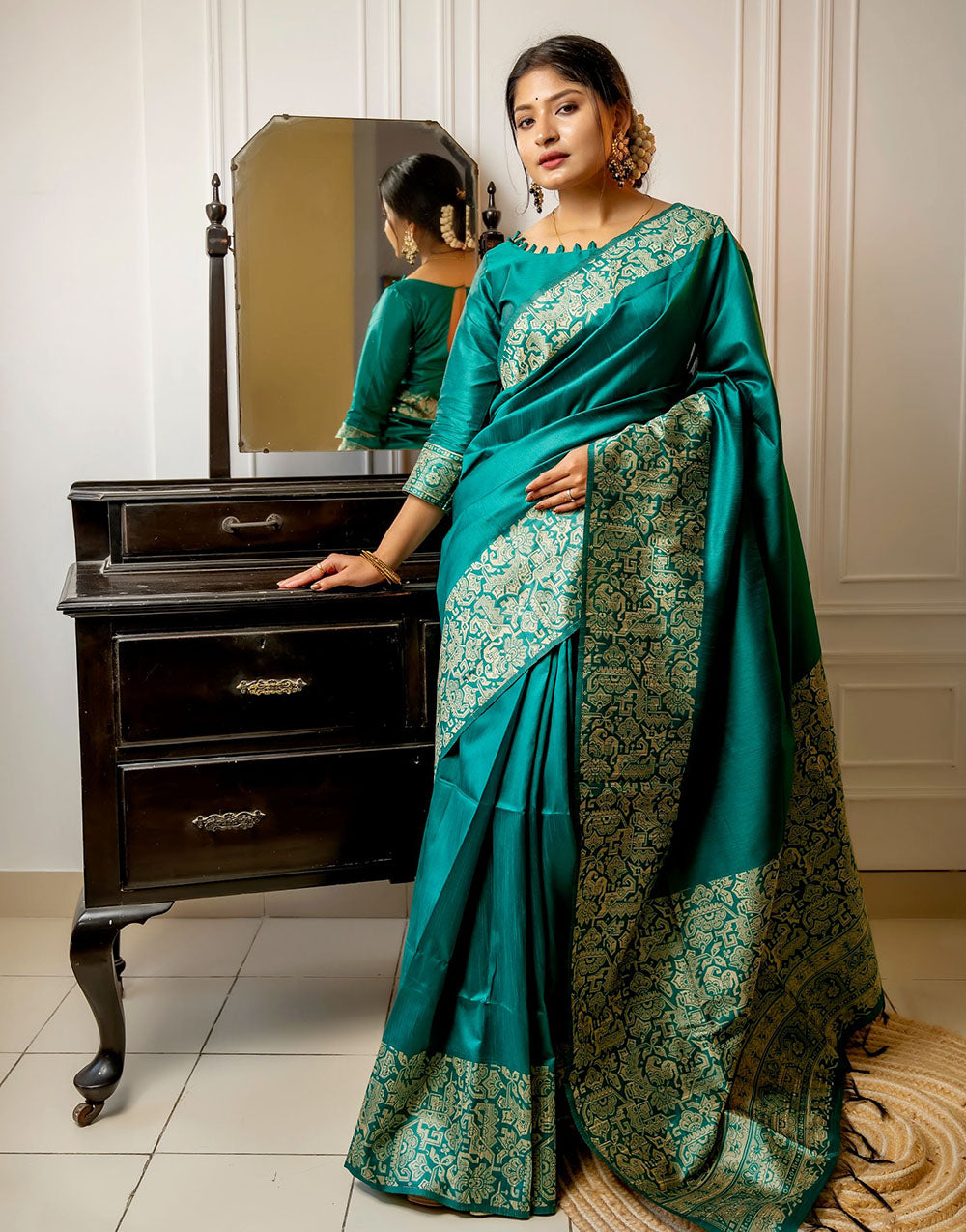 Rama Green Handloom Raw Silk Saree With Weaving Work