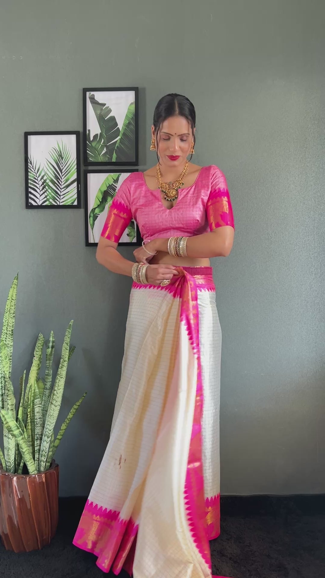 Ethnic Motifs Woven Design Zari Cheks Kanjeevaram Silk Saree Just Wear 1.Min