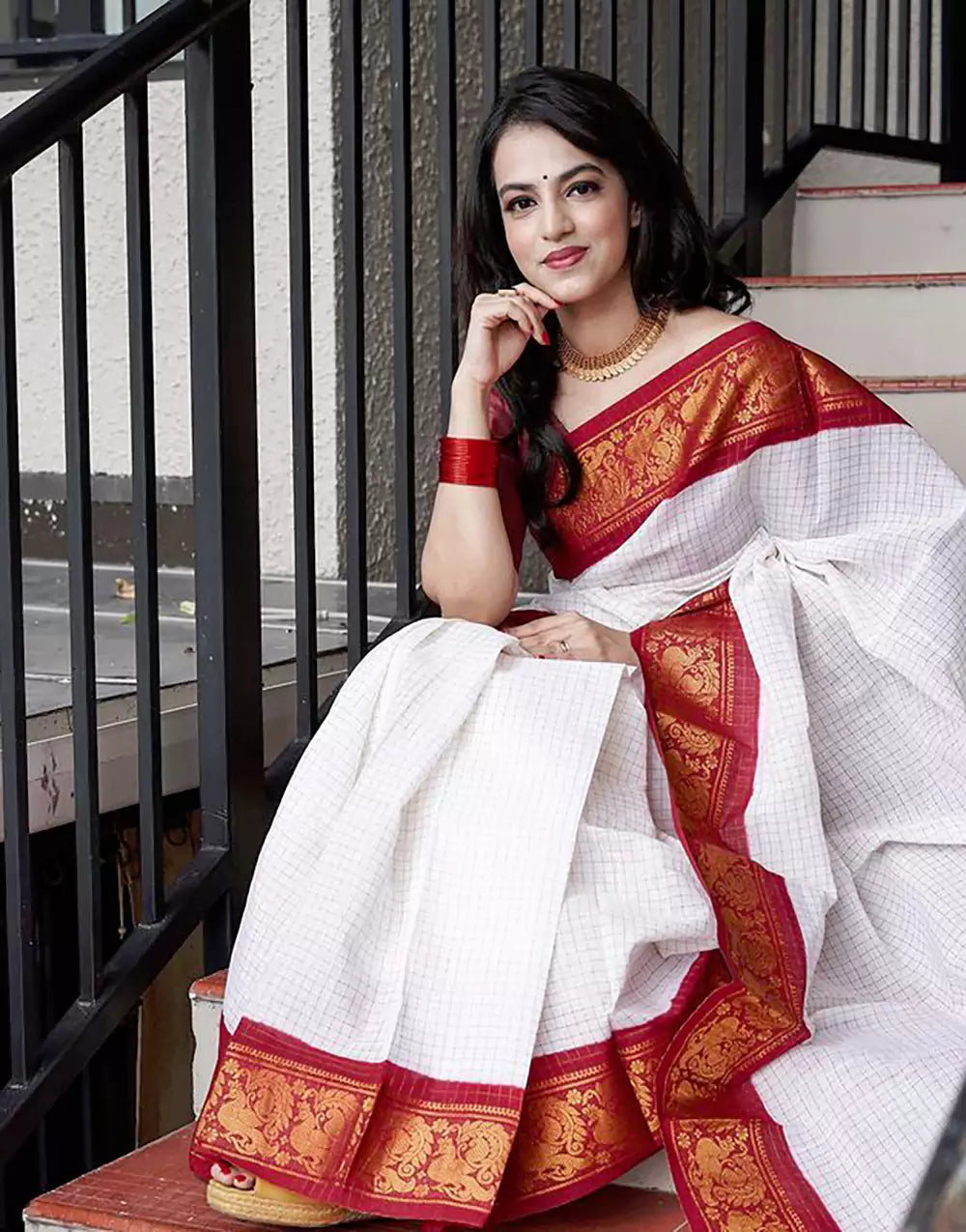 White And Hot Red Colour Soft Lichi Silk Saree With Blouse