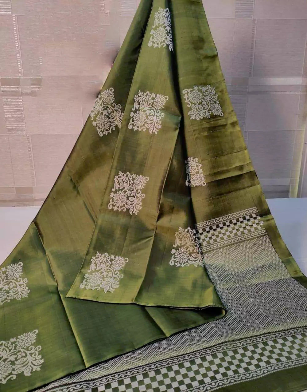 Mehandi Colour Soft Lichi Silk Saree With Rich Pallu