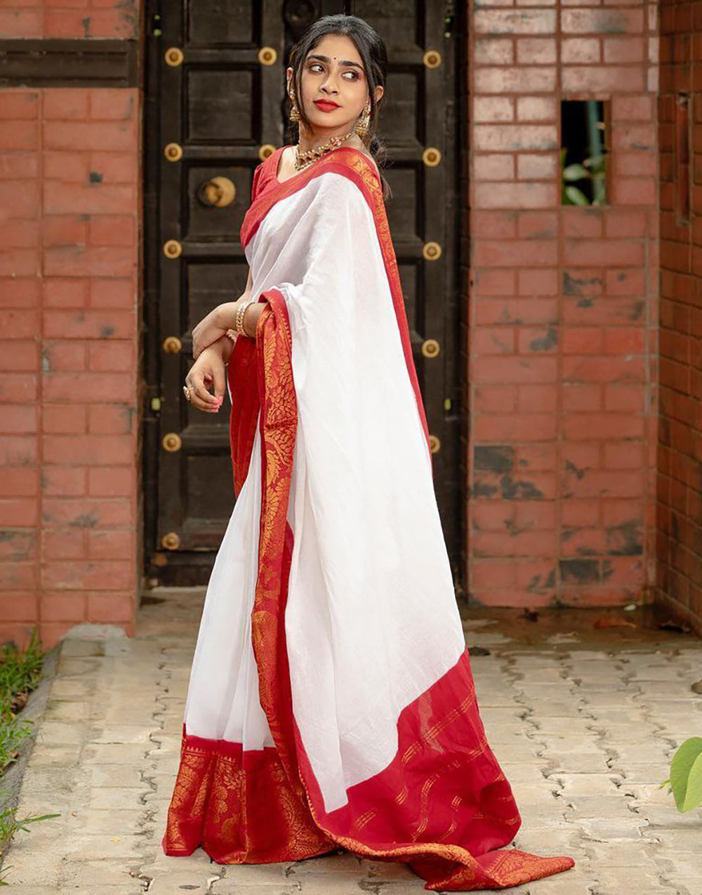 Red & White Coloured Golden Zari Saree With Designer Pallu