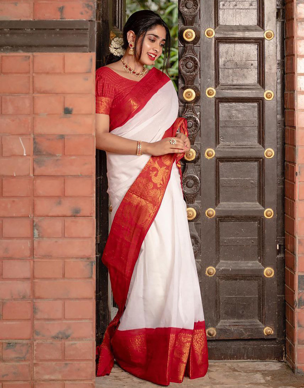 Red & White Coloured Golden Zari Saree With Designer Pallu