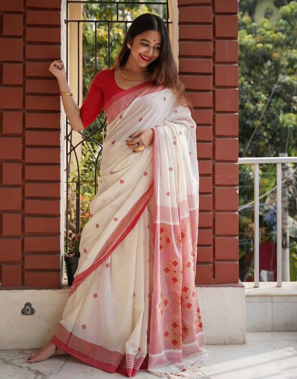 White & Red Cotton Saree With Printed Work