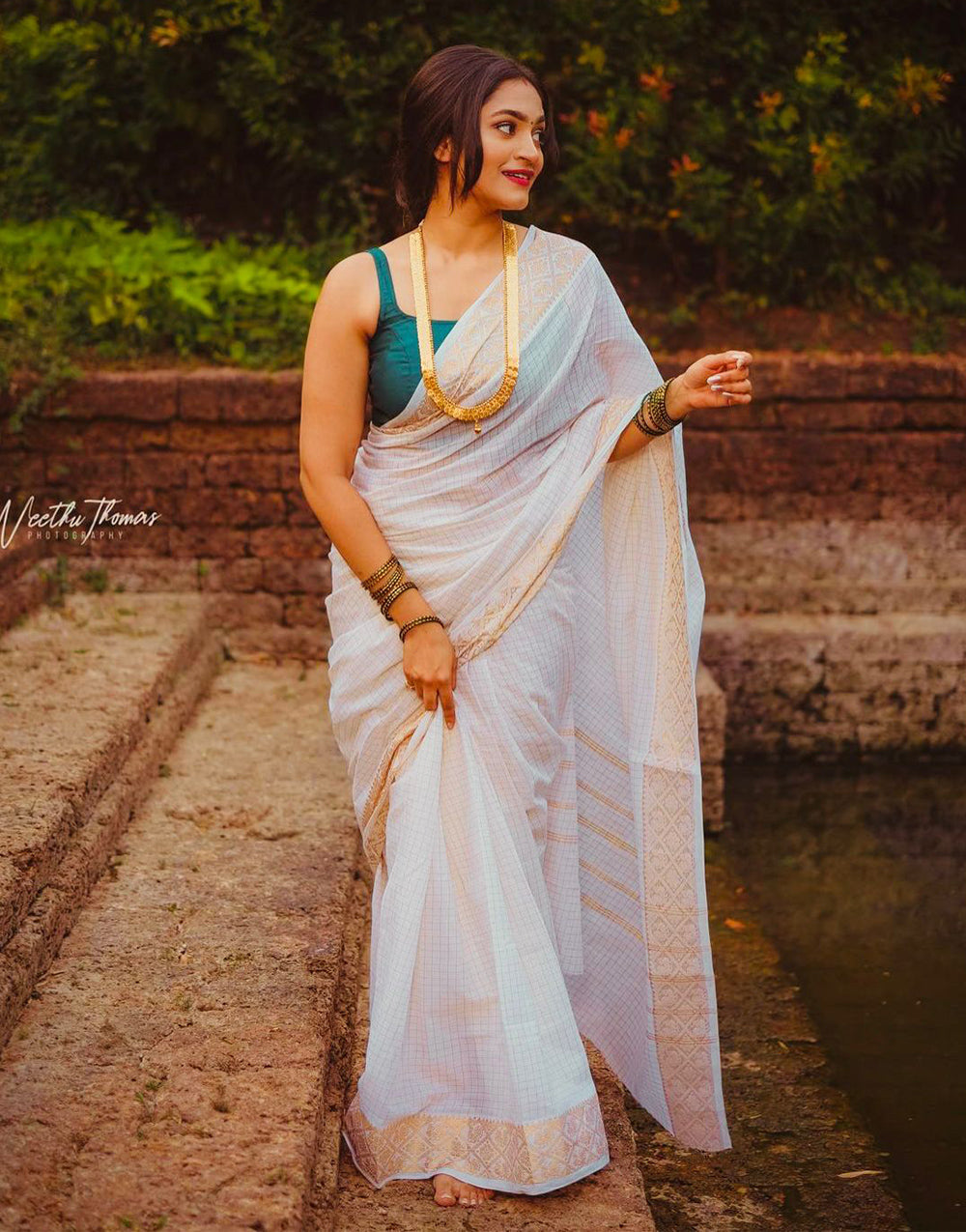 Off-White Banarasi Silk Saree With Weaving Work