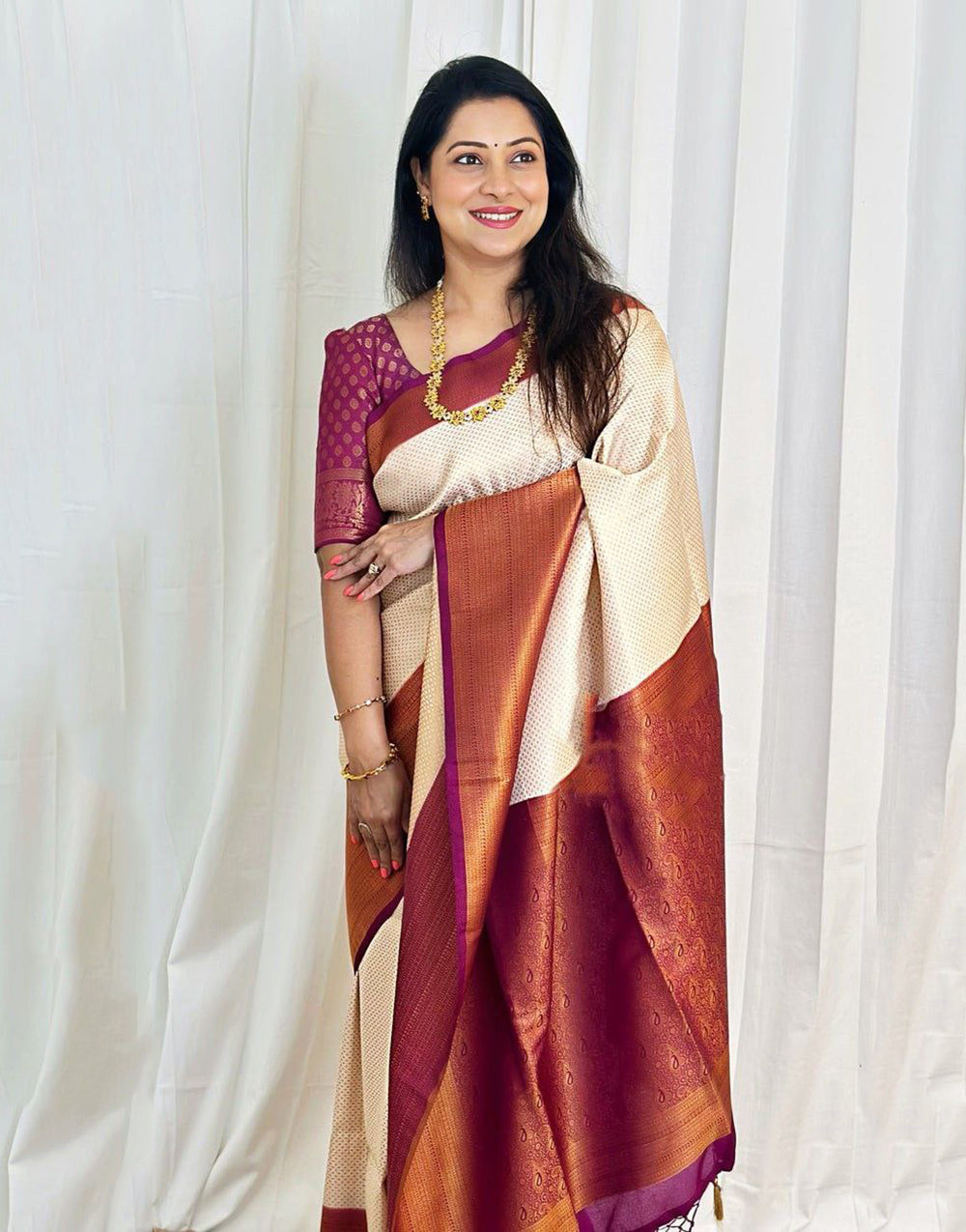 Cream & Magenta Banarasi Silk Saree With Zari Weaving Work
