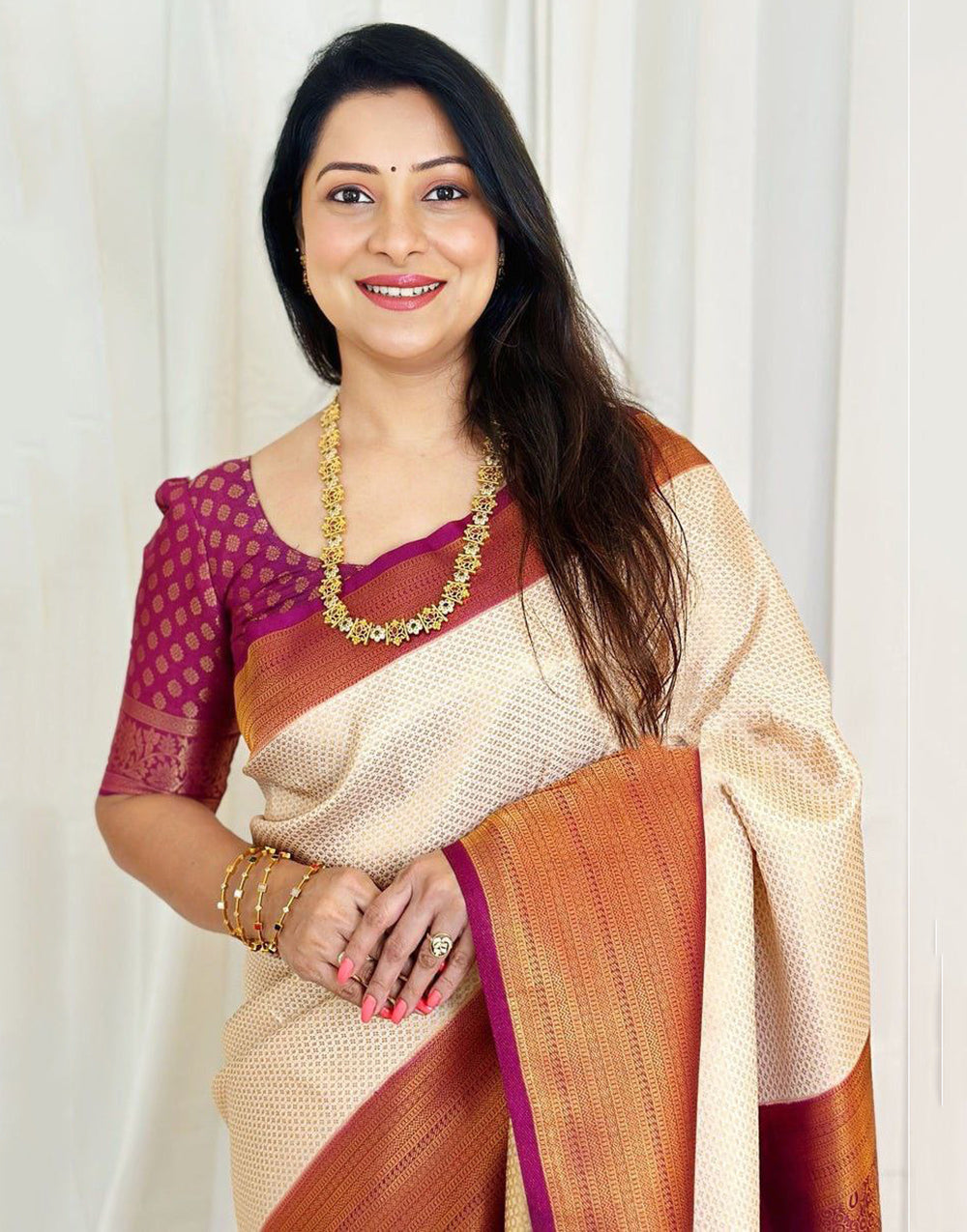 Cream & Magenta Banarasi Silk Saree With Zari Weaving Work