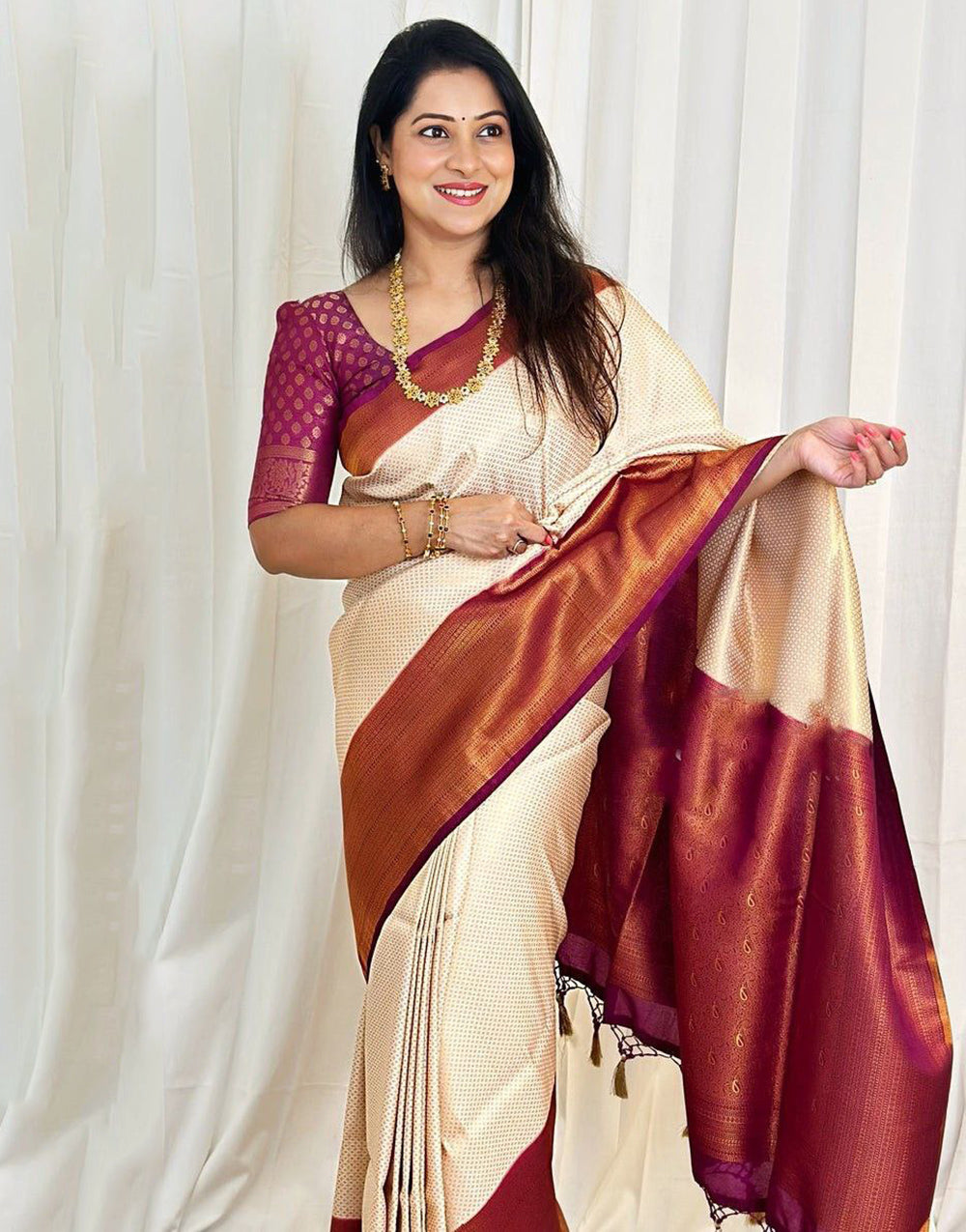 Cream & Magenta Banarasi Silk Saree With Zari Weaving Work