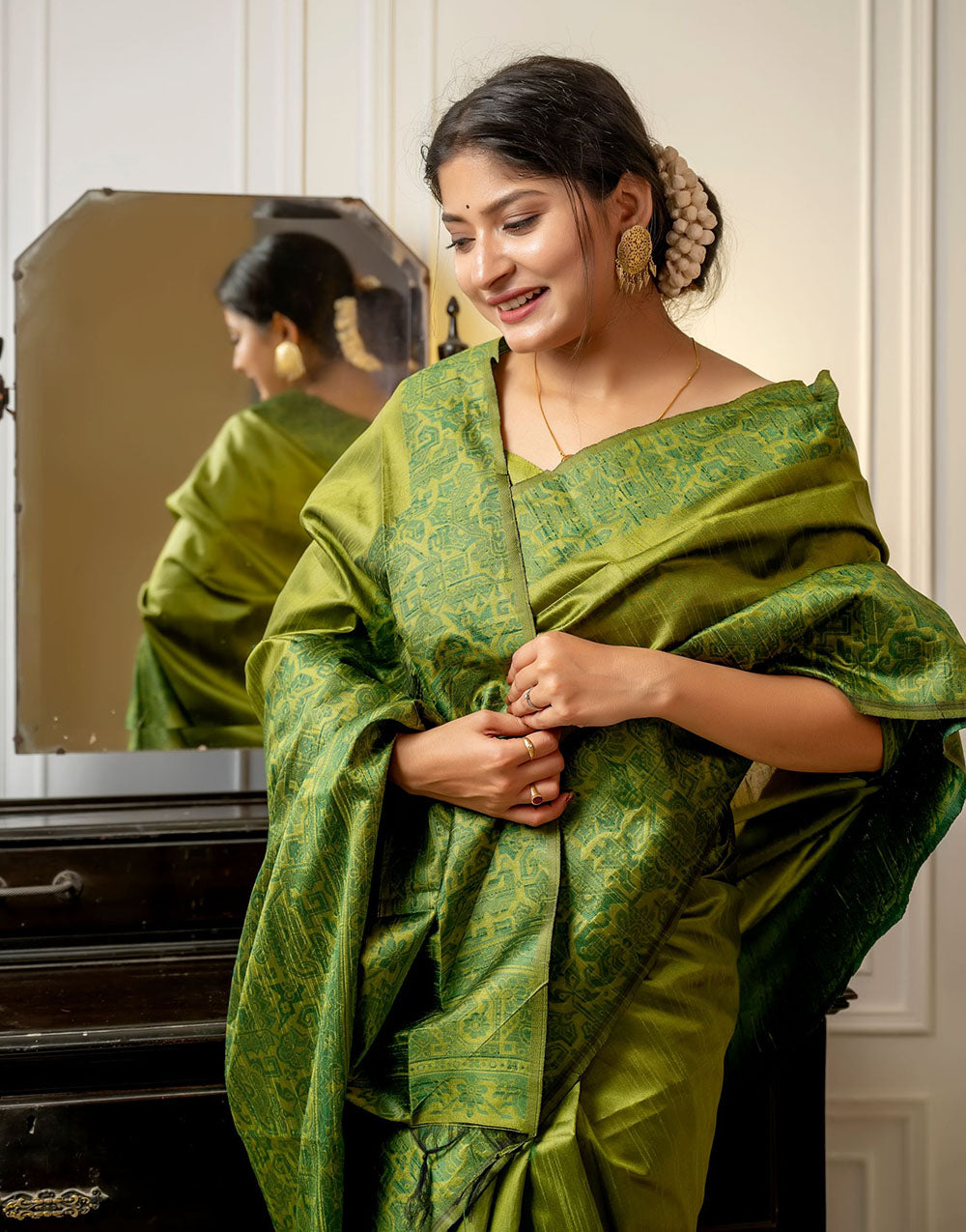 Mahendi Green Handloom Raw Silk Saree With Weaving Work