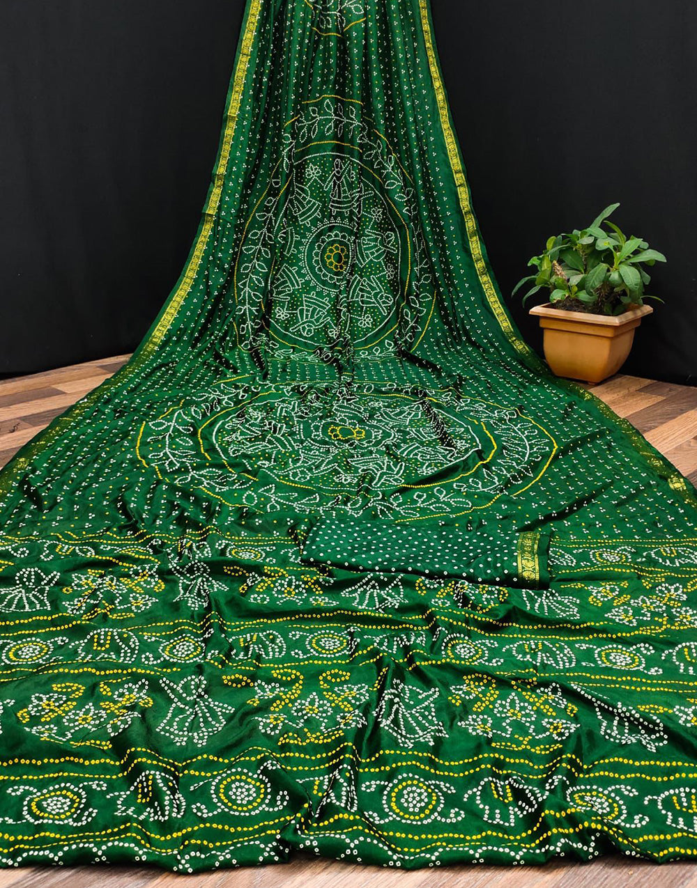 Green Taffeta Silk Hand Print Bandhani Saree