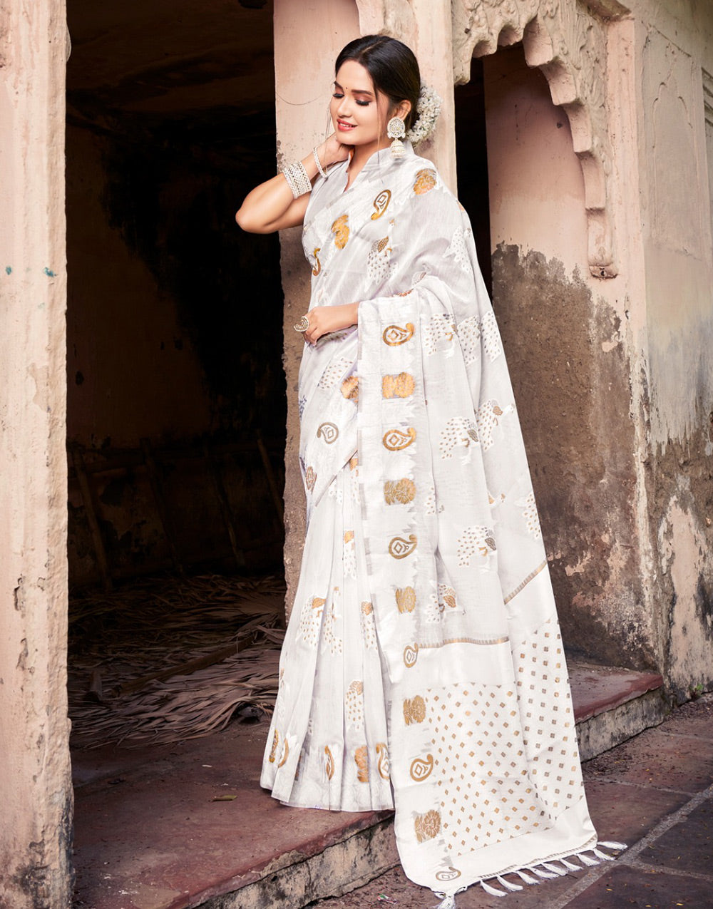 White Beauty Banarasi Silk Saree With Weaving Work