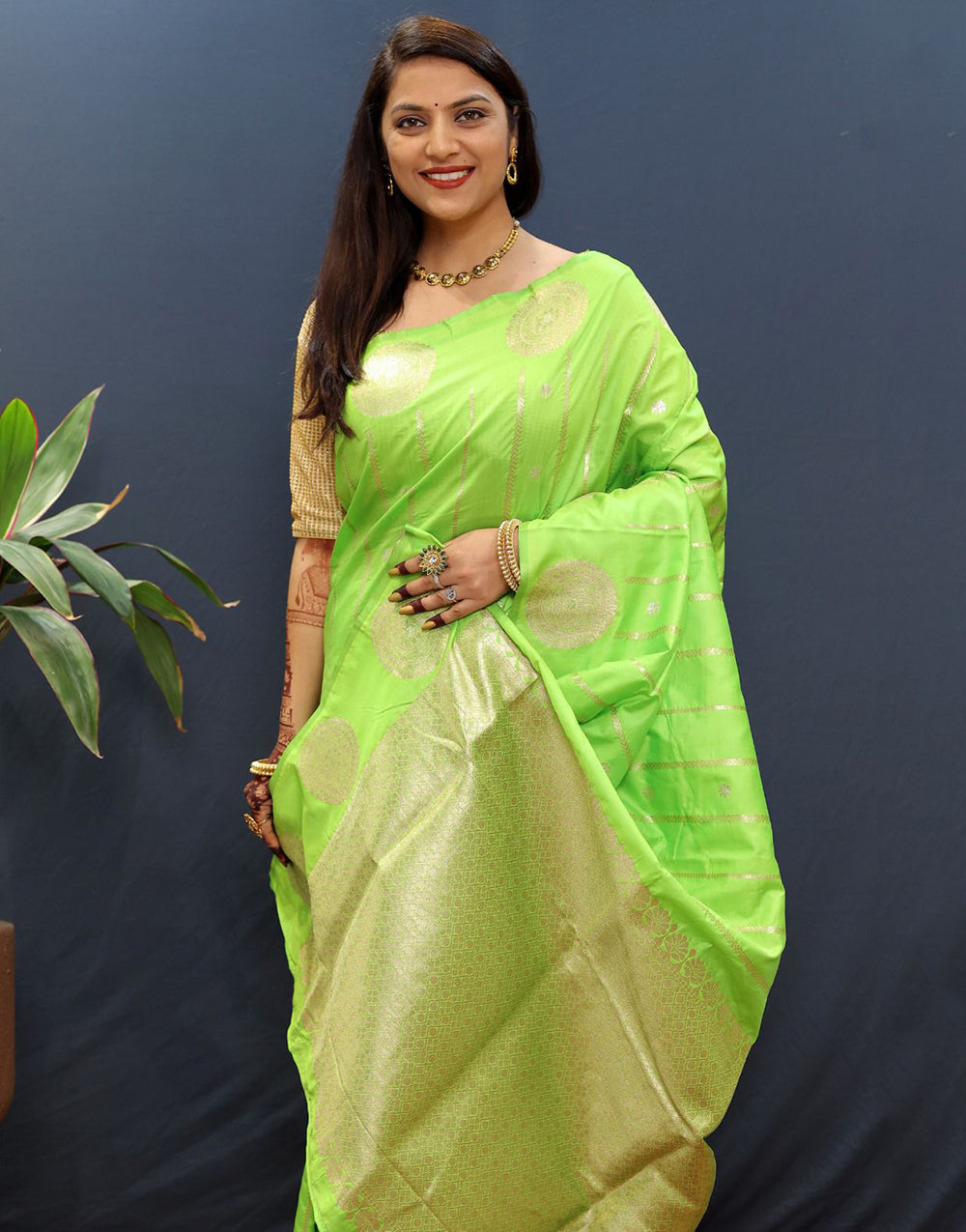 Light Lime Green Handloom Silk Saree With Zari Weaving Work