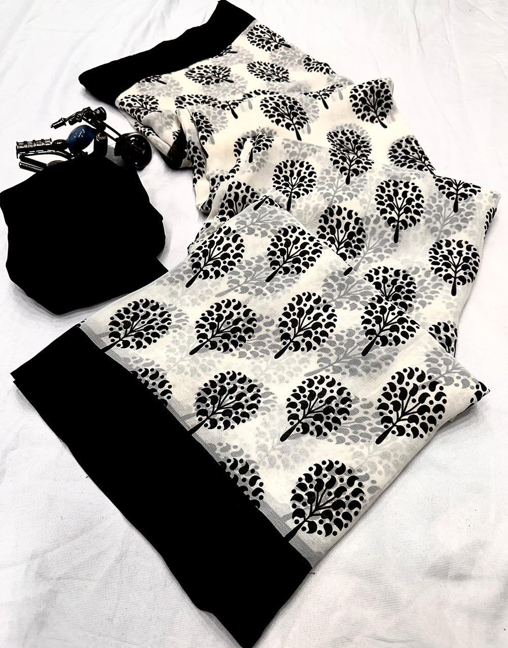 Black & White Silk Saree With Flower Printed Work