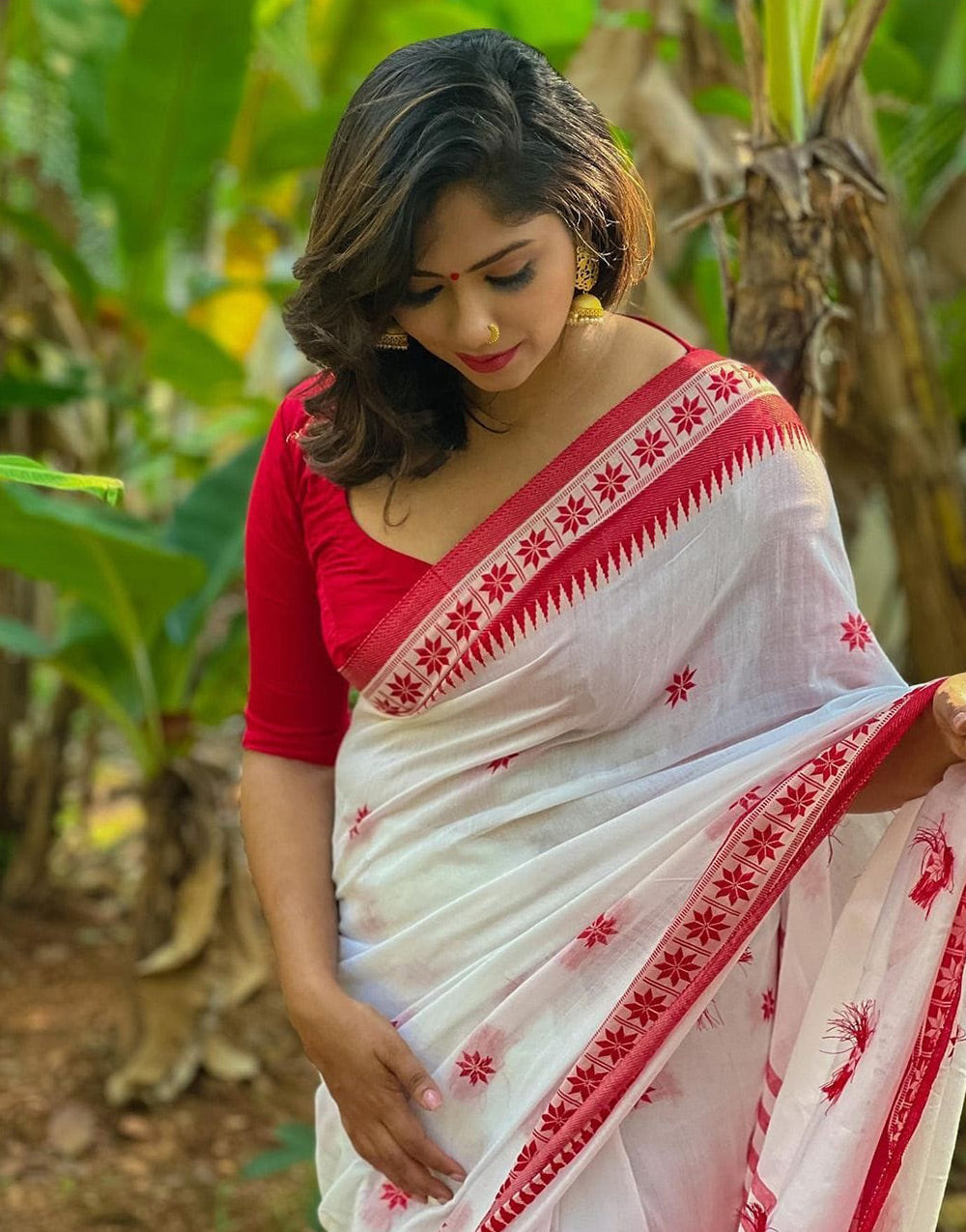 White & Red Cotton Saree With Jacquard Border