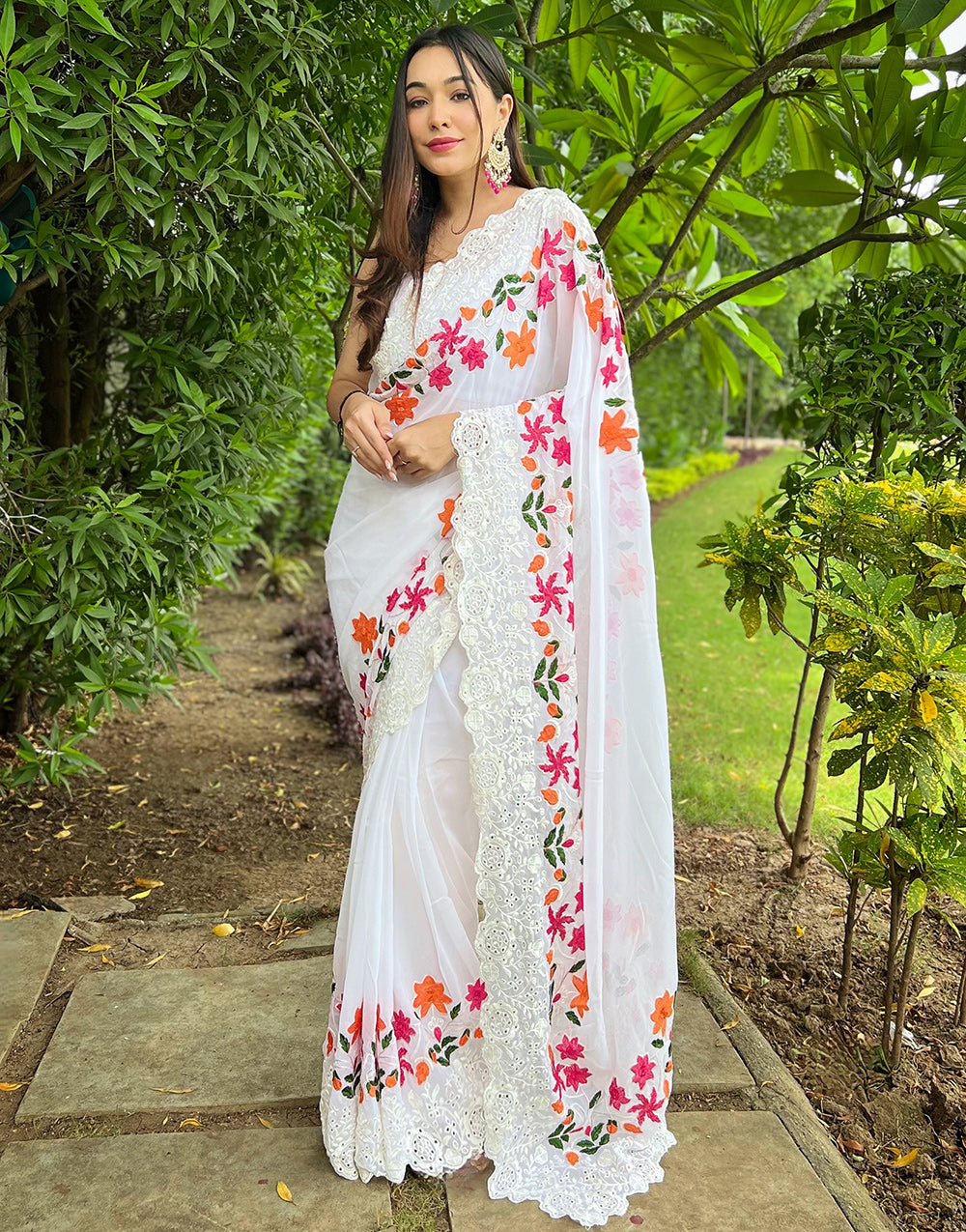 White Georgette Saree With Thread Embroidery Work