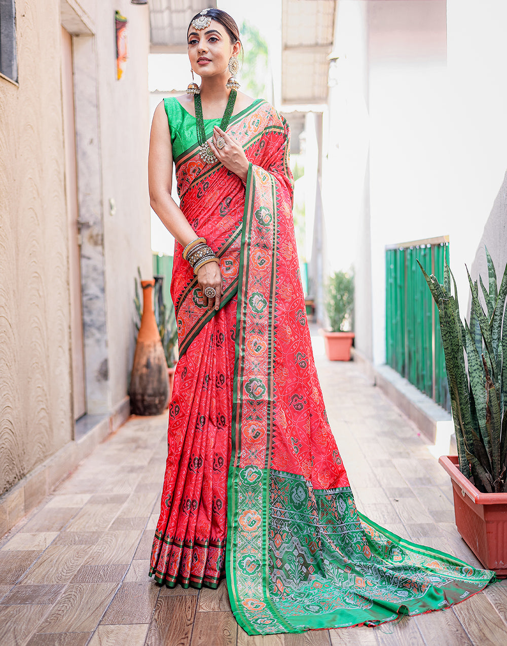Gajari Pink Patola Silk Saree With Weaving Work