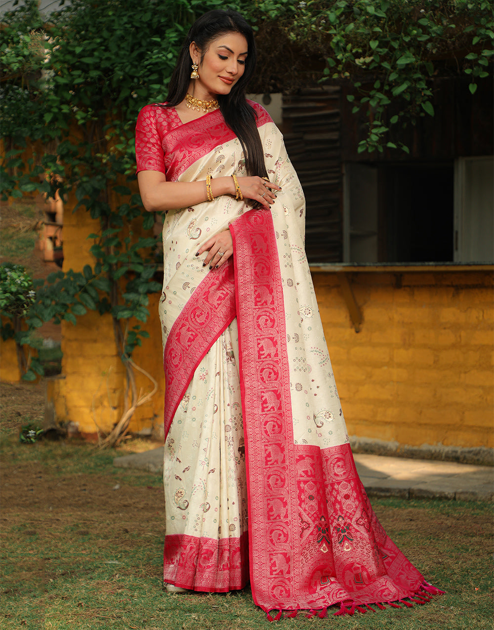 Pink & White Kanjivaram Silk Saree With Weaving Work