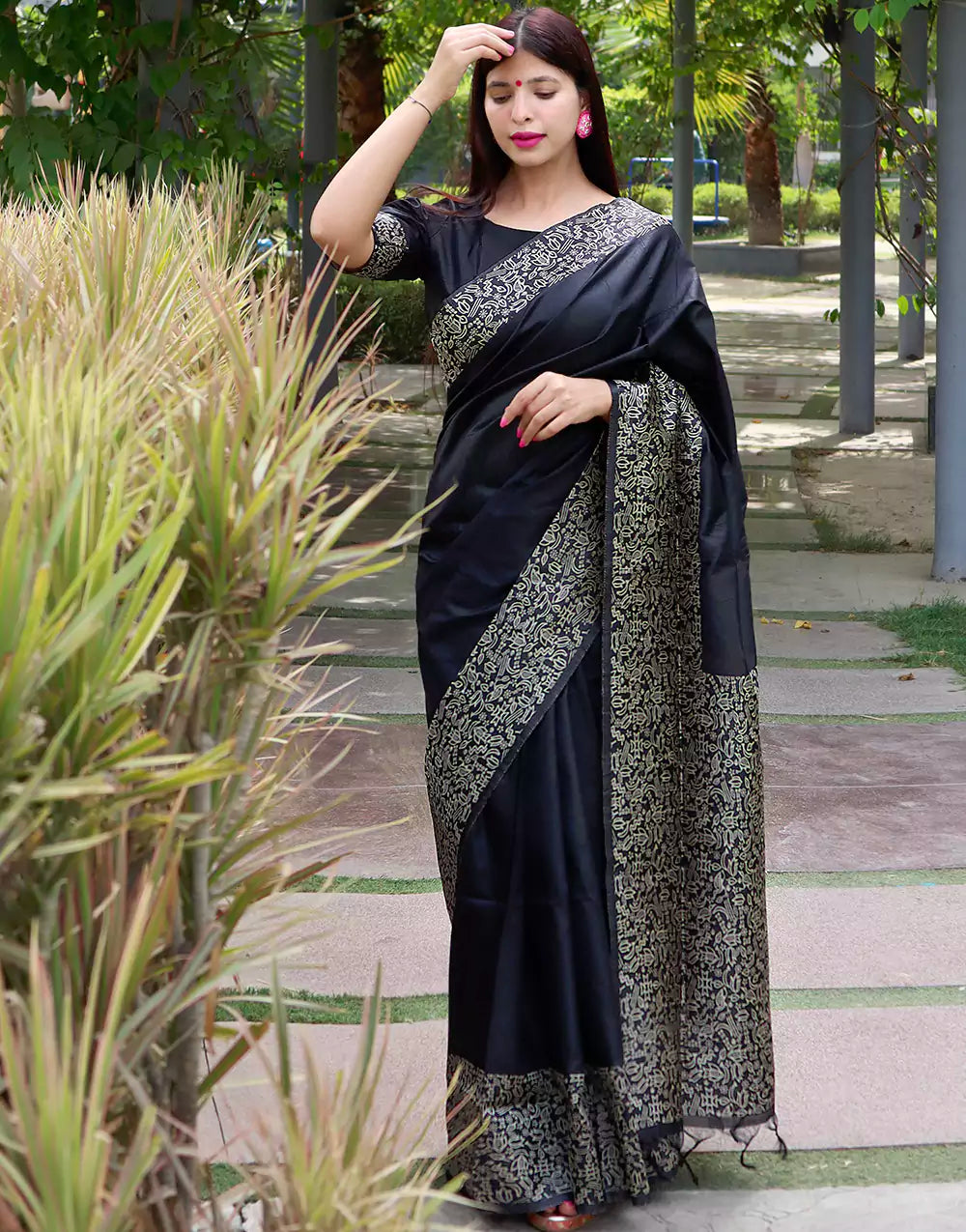 Black Raw Silk Saree With Handloom Weaving Work