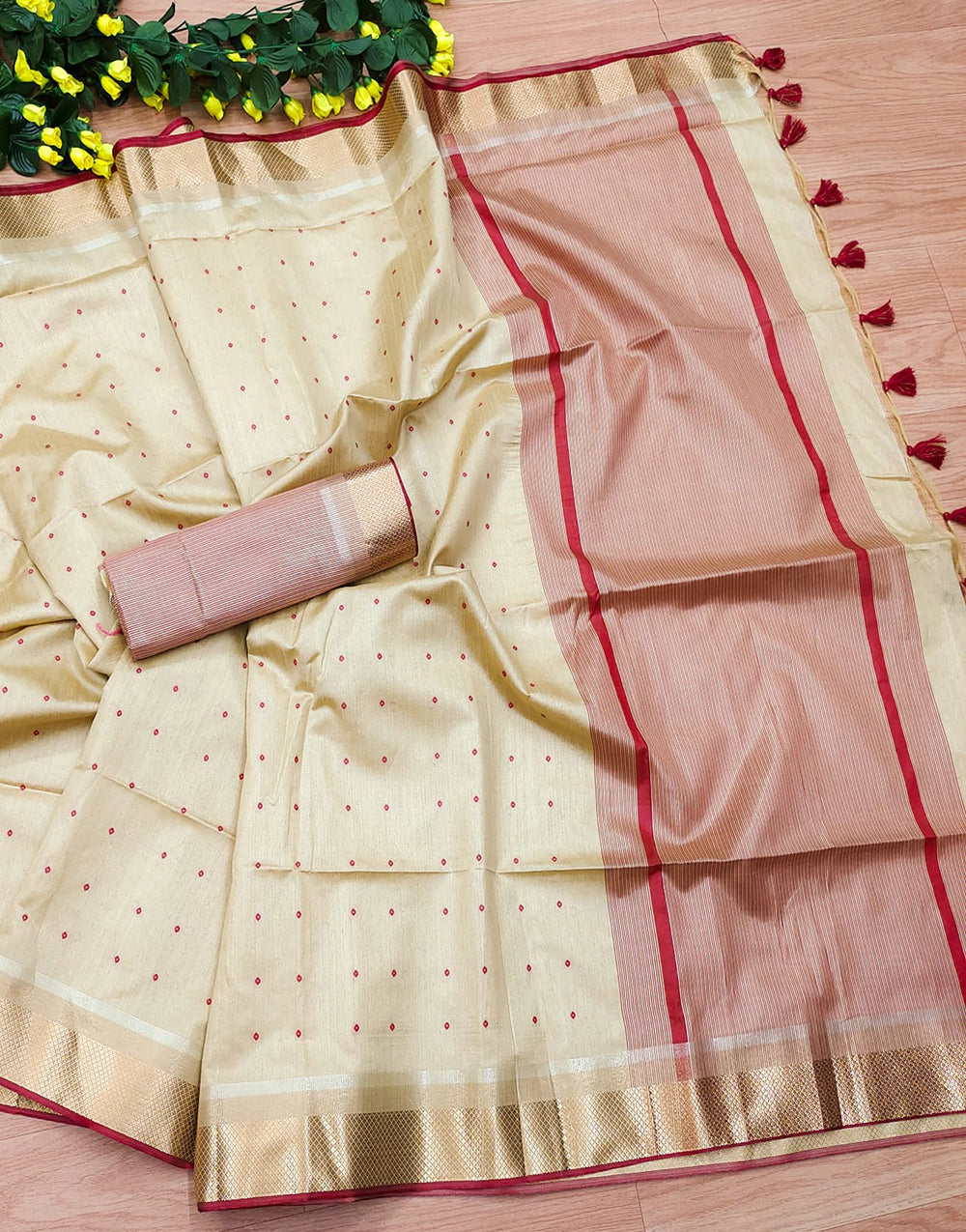 Off White Tussar Silk Saree With Zari Linning Pallu & Blouse