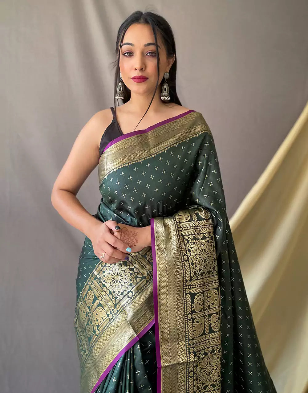 Green Soft Silk Saree With Zari Weaving