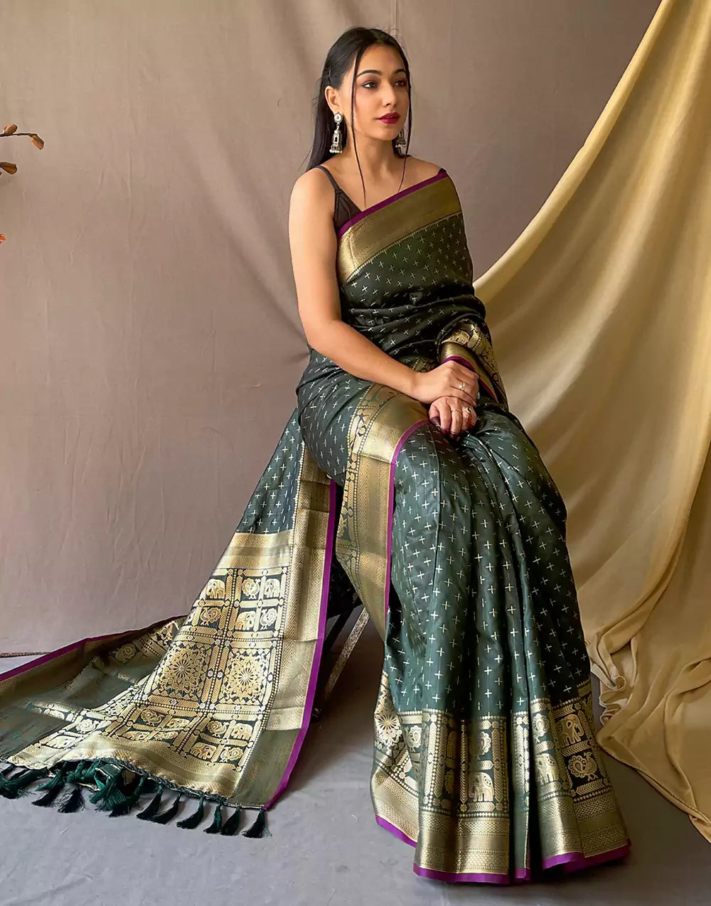 Green Soft Silk Saree With Zari Weaving